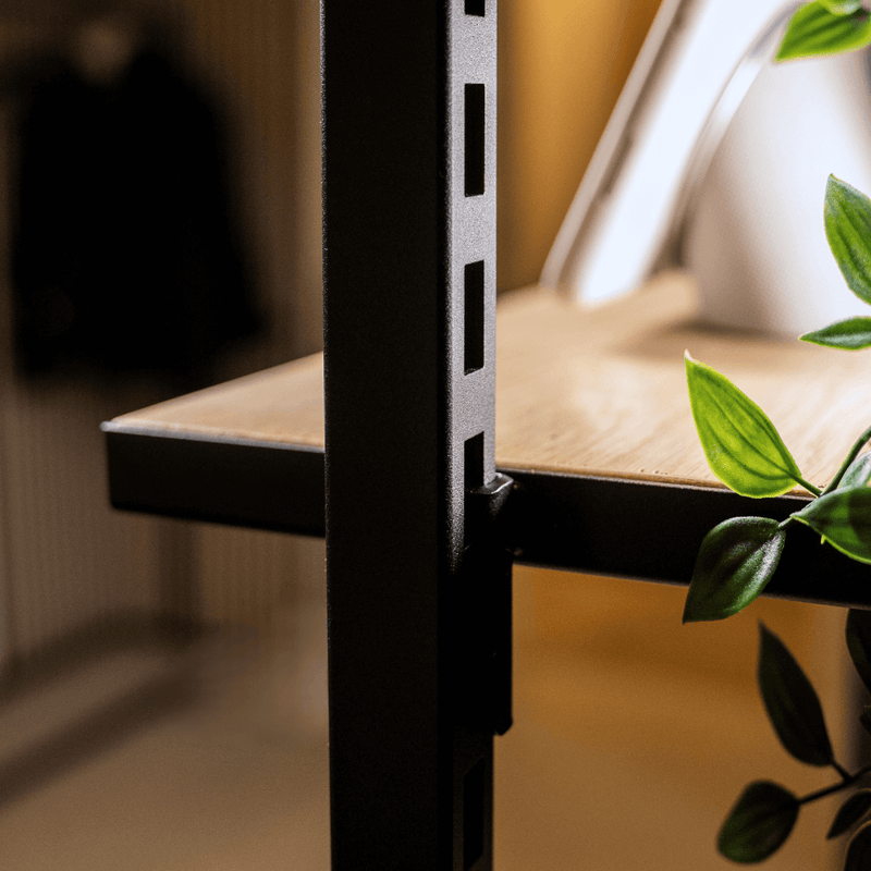 Frame Walk-In 2 rader med klær jernbanesystem - (2 hyller + 1 bord / 2 hyller + 1 skuffekiste)